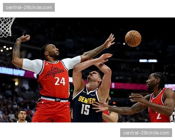 伦纳德三分9中5效率惊人 快船关键时刻单打战术首选其执行